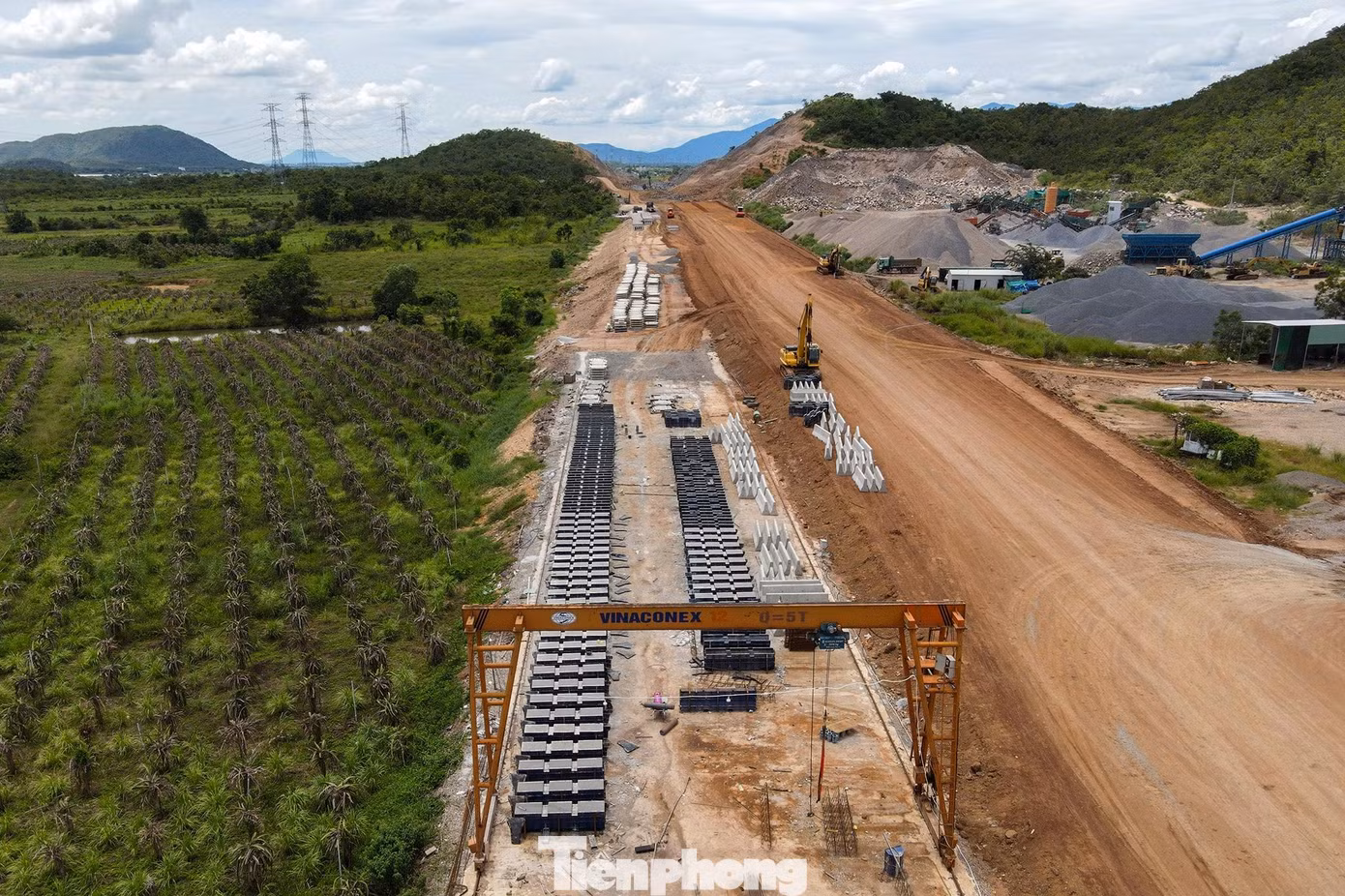 Nhiều nhà thầu phải huy động máy móc, nhân công để sản xuất vật liệu tại chỗ, phục vụ thi công dự án. Nhiều nhà thầu phải huy động máy móc, nhân công để sản xuất vật liệu tại chỗ, phục vụ thi công dự án.
