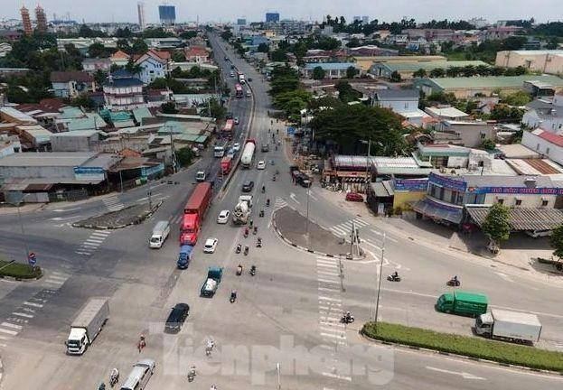 Dự án xây dựng đường Vành đai 3 đi qua địa bàn TPHCM với chiều dài 47,51km, qua 4 địa phương là thành phố Thủ Đức, huyện Hóc Môn, Củ Chi, Bình Chánh và ảnh hưởng tới 2.377 hộ dân. Ảnh: Phạm Nguyễn.