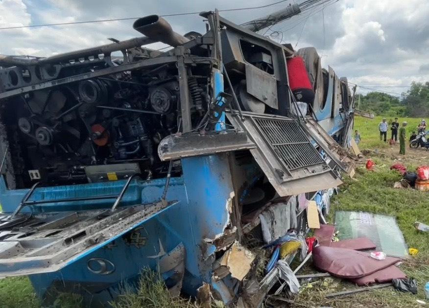 Tại hiện trường, xe khách lật ngửa 4 bánh chổng lên trời.