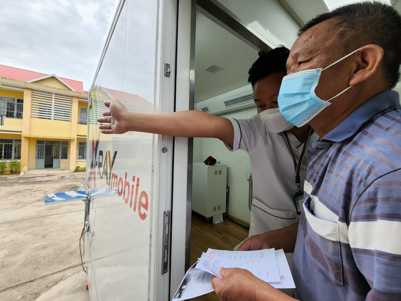 Bệnh viện Quân Y 175 mang cả xe chụp X-quang di động đến phục vụ bà con. Bệnh viện Quân Y 175 mang cả xe chụp X-quang di động đến phục vụ bà con.