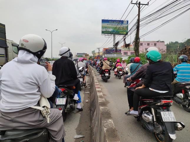 Lượng phương tiện xe máy, ô tô du lịch lưu thông đổ dồn về cùng một hướng khiến giao thông trên tuyến Xa lộ Hà Nội hướng về Biên Hòa - Vũng Tàu ùn tắc. Nhiều đoạn giao lộ trên Quốc lộ 51 hướng về thành phố biển Vũng Tàu đã xảy ra ùn ứ cục bộ. Ảnh: Ngô Tùng. Lượng phương tiện xe máy, ô tô du lịch lưu thông đổ dồn về cùng một hướng khiến giao thông trên tuyến Xa lộ Hà Nội hướng về Biên Hòa - Vũng Tàu ùn tắc. Nhiều đoạn giao lộ trên Quốc lộ 51 hướng về thành phố biển Vũng Tàu đã xảy ra ùn ứ cục bộ. Ảnh: Ngô Tùng.