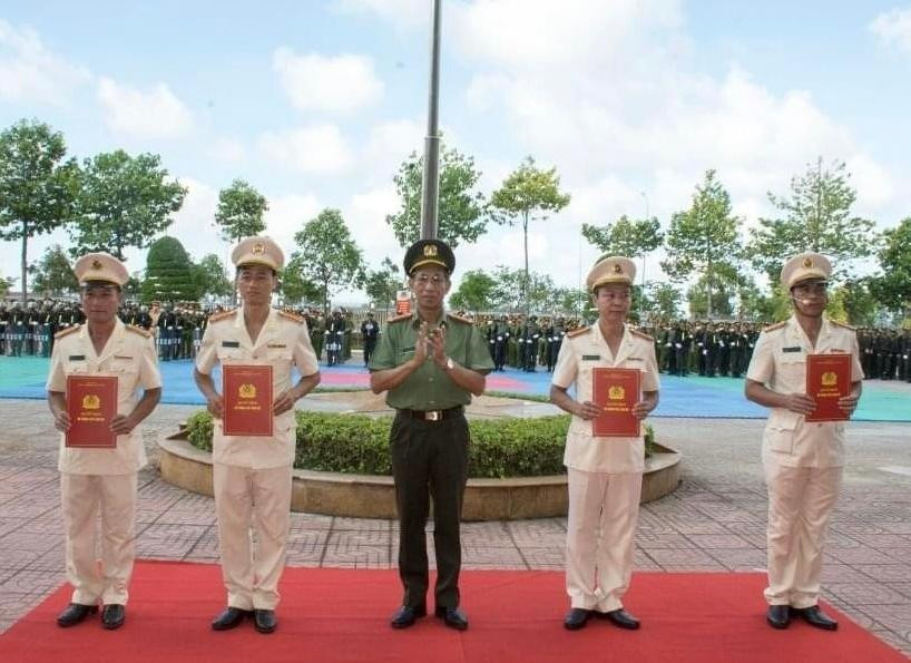 Đại tá Bùi Văn Thảo, Giám đốc Công an tỉnh Bà Rịa-Vũng Tàu trao quyết định cho đại diện chỉ huy Tiểu đoàn. Đại tá Bùi Văn Thảo, Giám đốc Công an tỉnh Bà Rịa-Vũng Tàu trao quyết định cho đại diện chỉ huy Tiểu đoàn.