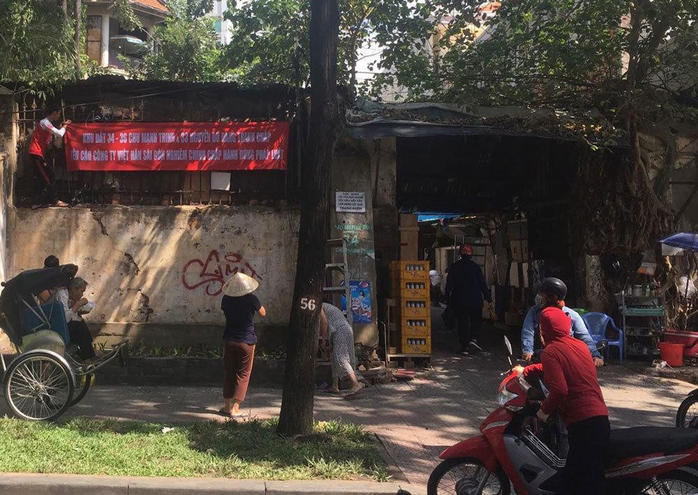 Người dân sinh sống tại khu đất số 33 Nguyễn Du và 34-36-42 Chu Mạnh Trinh, phường Bến Nghé, quận 1, TPHCM từng treo băng rôn phản đối chủ đầu tư.