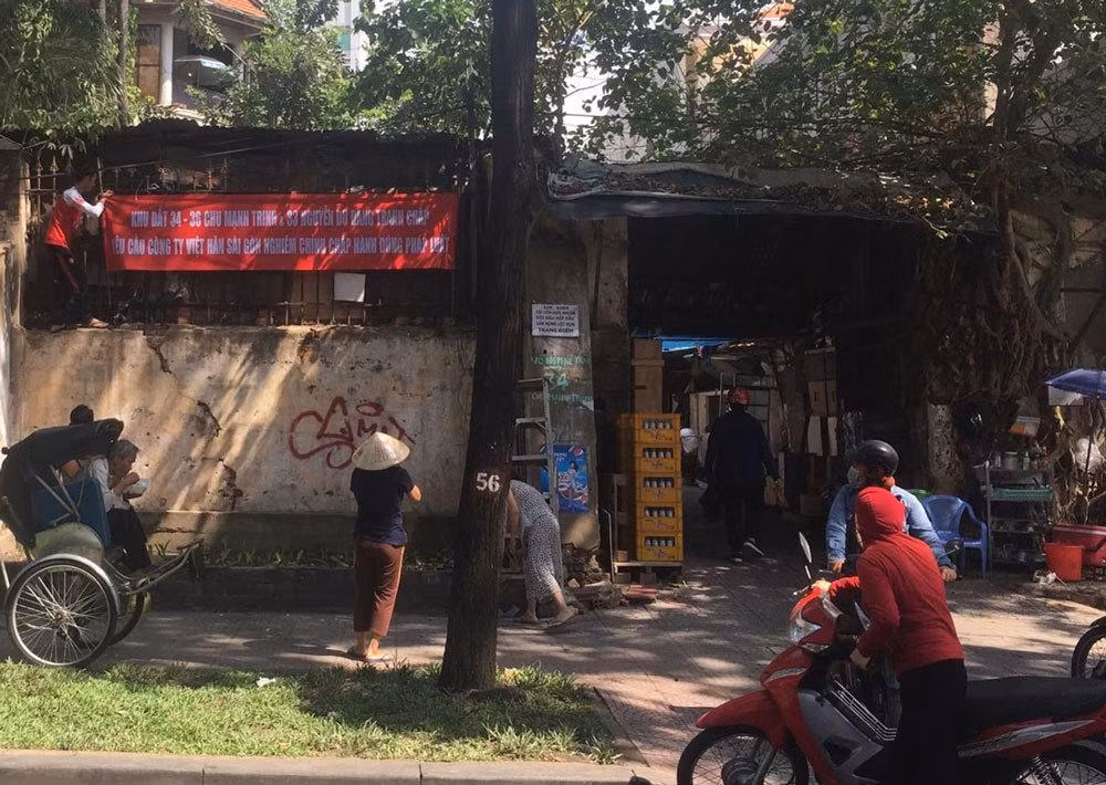 Hai ngày sau, bà Hồng đã chuyển nhượng số cổ phần này cho Công ty CP Bất động sản Mùa Đông (VID). Giá trị chuyển nhượng trên hợp đồng là 1.980 tỷ đồng. Đến ngày 24/1/2017, Công ty TNHH Thương mại Dịch vụ Xây dựng Việt Hân Sài Gòn lại bị bán 100% cổ phần cho 2 pháp nhân mới là Công ty CP Saigon Dimensions và Công ty CP Đầu tư BOB. Hai ngày sau, bà Hồng đã chuyển nhượng số cổ phần này cho Công ty CP Bất động sản Mùa Đông (VID). Giá trị chuyển nhượng trên hợp đồng là 1.980 tỷ đồng. Đến ngày 24/1/2017, Công ty TNHH Thương mại Dịch vụ Xây dựng Việt Hân Sài Gòn lại bị bán 100% cổ phần cho 2 pháp nhân mới là Công ty CP Saigon Dimensions và Công ty CP Đầu tư BOB.