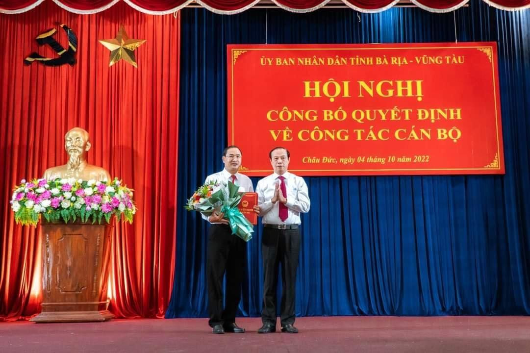 Ông Nguyễn Tấn Bản nhận quyết định phê chuẩn kết quả bầu chức vụ Chủ tịch UBND huyện Châu Đức nhiệm kỳ 2021-2026. Ông Nguyễn Tấn Bản nhận quyết định phê chuẩn kết quả bầu chức vụ Chủ tịch UBND huyện Châu Đức nhiệm kỳ 2021-2026.
