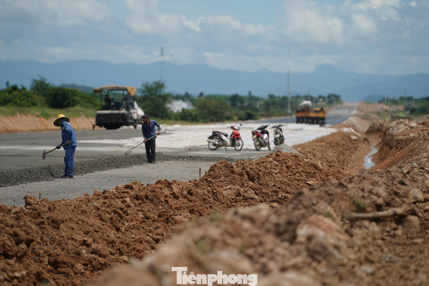 Hoàn thành thảm bê tông nhựa C19 và C12,5, trong tháng 12/2022. Hoàn thành thảm bê tông nhựa C19 và C12,5, trong tháng 12/2022.