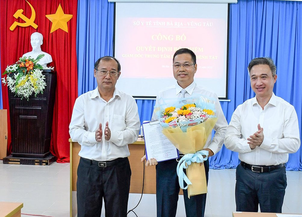 Lãnh đạo tỉnh Bà Rịa-Vũng Tàu trao quyết định và tặng hoa chúc mừng ông Nguyễn Viết Điện, tân Giám đốc CDC tỉnh. Lãnh đạo tỉnh Bà Rịa-Vũng Tàu trao quyết định và tặng hoa chúc mừng ông Nguyễn Viết Điện, tân Giám đốc CDC tỉnh.