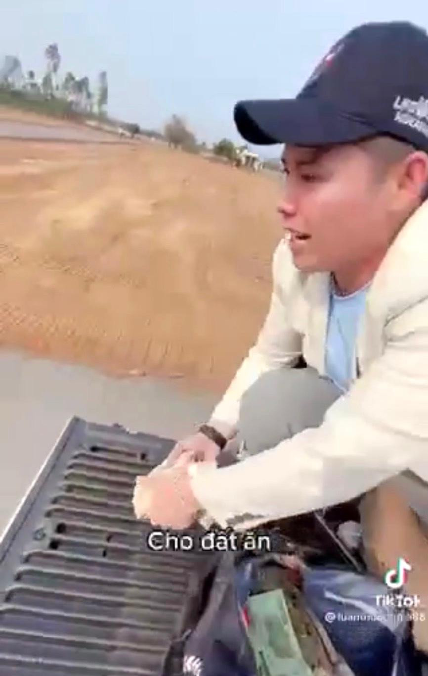 Nam thanh niên liên tục cầm cọc tiền ném xuống đất. Nam thanh niên liên tục cầm cọc tiền ném xuống đất.