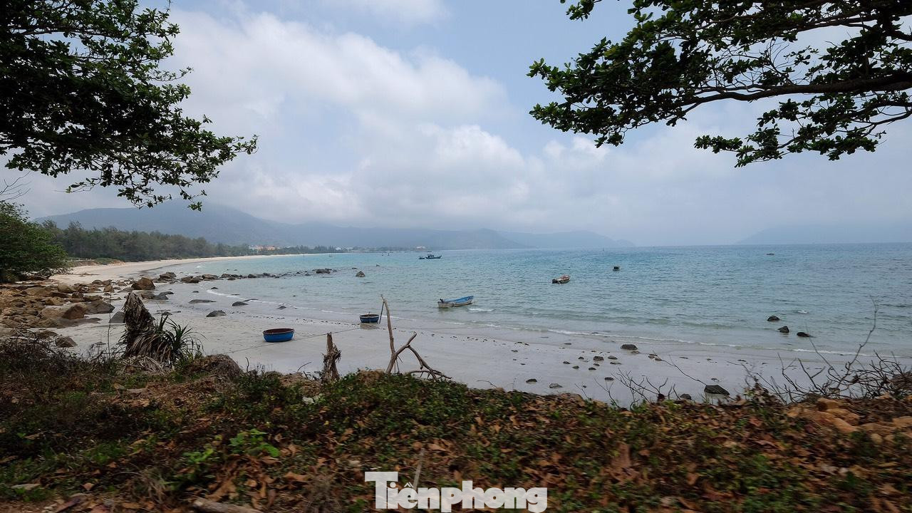 Quần đảo Côn Đảo gồm 16 hòn đảo với tổng diện tích 76 km2. Quần đảo Côn Đảo gồm 16 hòn đảo với tổng diện tích 76 km2.