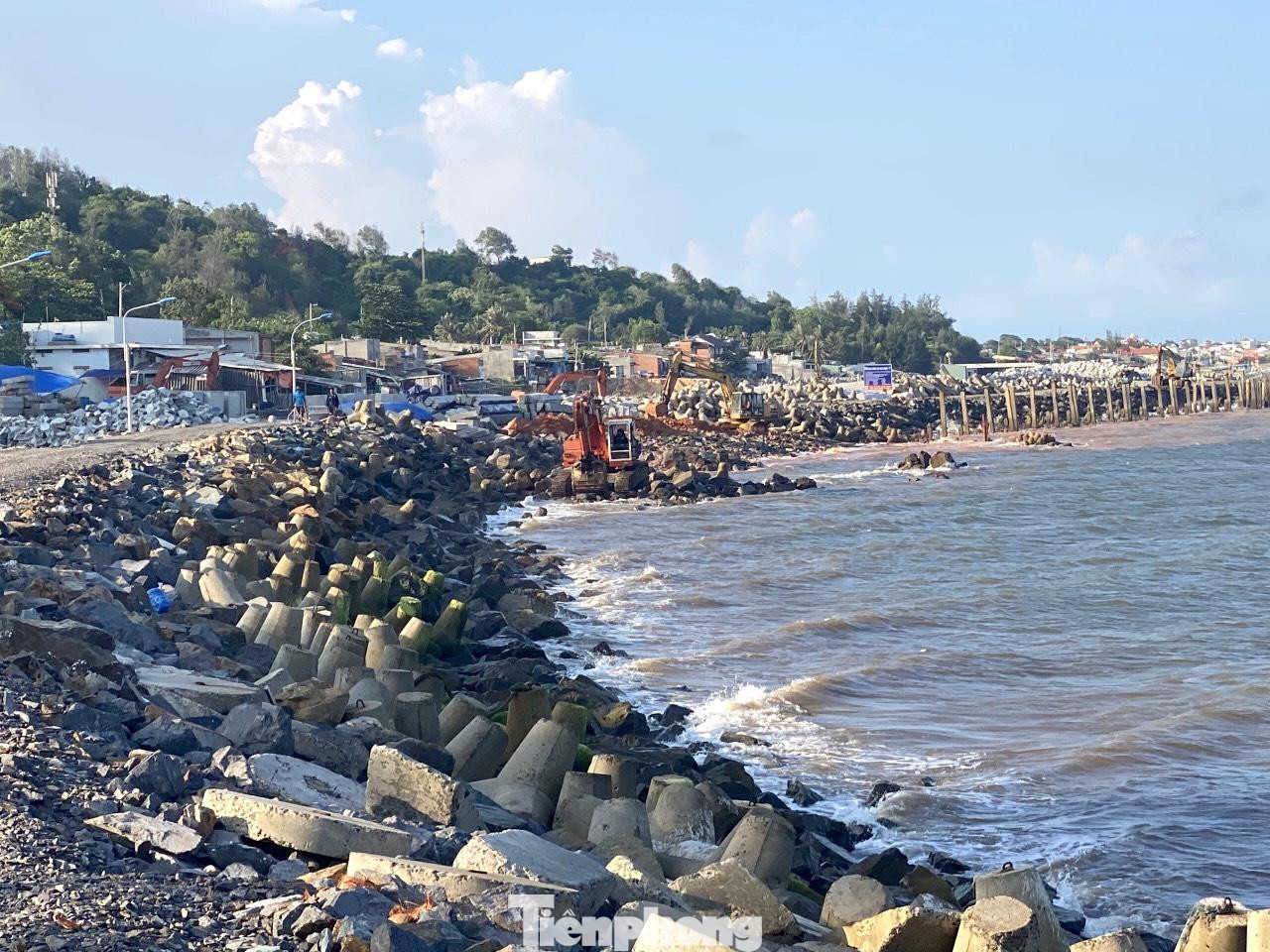 Dự án kè chống sạt lở bờ biển tại khu phố 5, phường Đức Long và thôn Tiến Đức, xã Tiến Thành, TP.Phan Thiết đang bị C01 điều tra. Dự án kè chống sạt lở bờ biển tại khu phố 5, phường Đức Long và thôn Tiến Đức, xã Tiến Thành, TP.Phan Thiết đang bị C01 điều tra.