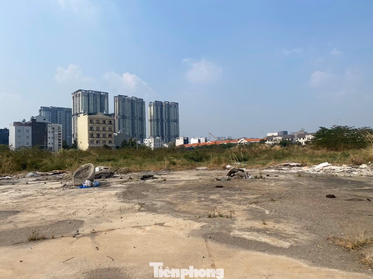 Kết luận của Cục Thanh tra giám sát Ngân hàng Nhà nước chi nhánh TPHCM cho thấy, Sacombank chi nhánh Bình Thạnh chưa căn cứ vào tình hình hoạt động kinh doanh và tài chính của đơn vị góp vốn khi đánh giá, tính toán nguồn trả nợ và hoàn trả vốn góp cho cả 3 lần thế chấp dù dự án có hiệu quả hay không. Thời điểm thẩm định cho chủ đầu tư dự án Bệnh viện Đa khoa Ngọc Tâm vay vốn, giấy phép đăng ký kinh doanh của công ty không có chức năng hoạt động góp vốn đầu tư dự án. Sau đó, ông Dừa không trả nợ cho Sacombank chi nhánh Bình Thạnh mà tiếp tục “ngâm” để gói tín dụng thành nợ xấu. Kết luận của Cục Thanh tra giám sát Ngân hàng Nhà nước chi nhánh TPHCM cho thấy, Sacombank chi nhánh Bình Thạnh chưa căn cứ vào tình hình hoạt động kinh doanh và tài chính của đơn vị góp vốn khi đánh giá, tính toán nguồn trả nợ và hoàn trả vốn góp cho cả 3 lần thế chấp dù dự án có hiệu quả hay không. Thời điểm thẩm định cho chủ đầu tư dự án Bệnh viện Đa khoa Ngọc Tâm vay vốn, giấy phép đăng ký kinh doanh của công ty không có chức năng hoạt động góp vốn đầu tư dự án. Sau đó, ông Dừa không trả nợ cho Sacombank chi nhánh Bình Thạnh mà tiếp tục “ngâm” để gói tín dụng thành nợ xấu.