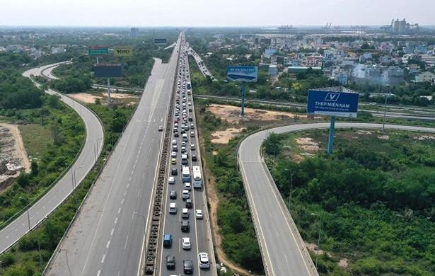 Ngoài ra, để xây dựng mạng lưới giao thông kết nối với cảng hàng không quốc tế Long Thành, tỉnh Đồng Nai cũng có loạt dự án giao thông trọng điểm cũng sẽ được triển khai thực hiện trong thời gian tới. Ngoài ra, để xây dựng mạng lưới giao thông kết nối với cảng hàng không quốc tế Long Thành, tỉnh Đồng Nai cũng có loạt dự án giao thông trọng điểm cũng sẽ được triển khai thực hiện trong thời gian tới.