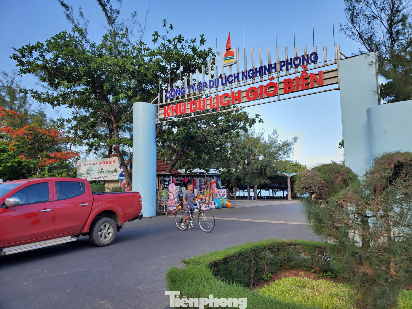 Trong khi đó, theo quyết định phê duyệt phương án bồi thường cho 9 doanh nghiệp đang sử dụng đất ở bãi biển Bãi Sau số tiền hơn 680 triệu đồng (bồi thường hoa màu, cây trái, không bồi thường đất, nhà, vật kiến trúc….).