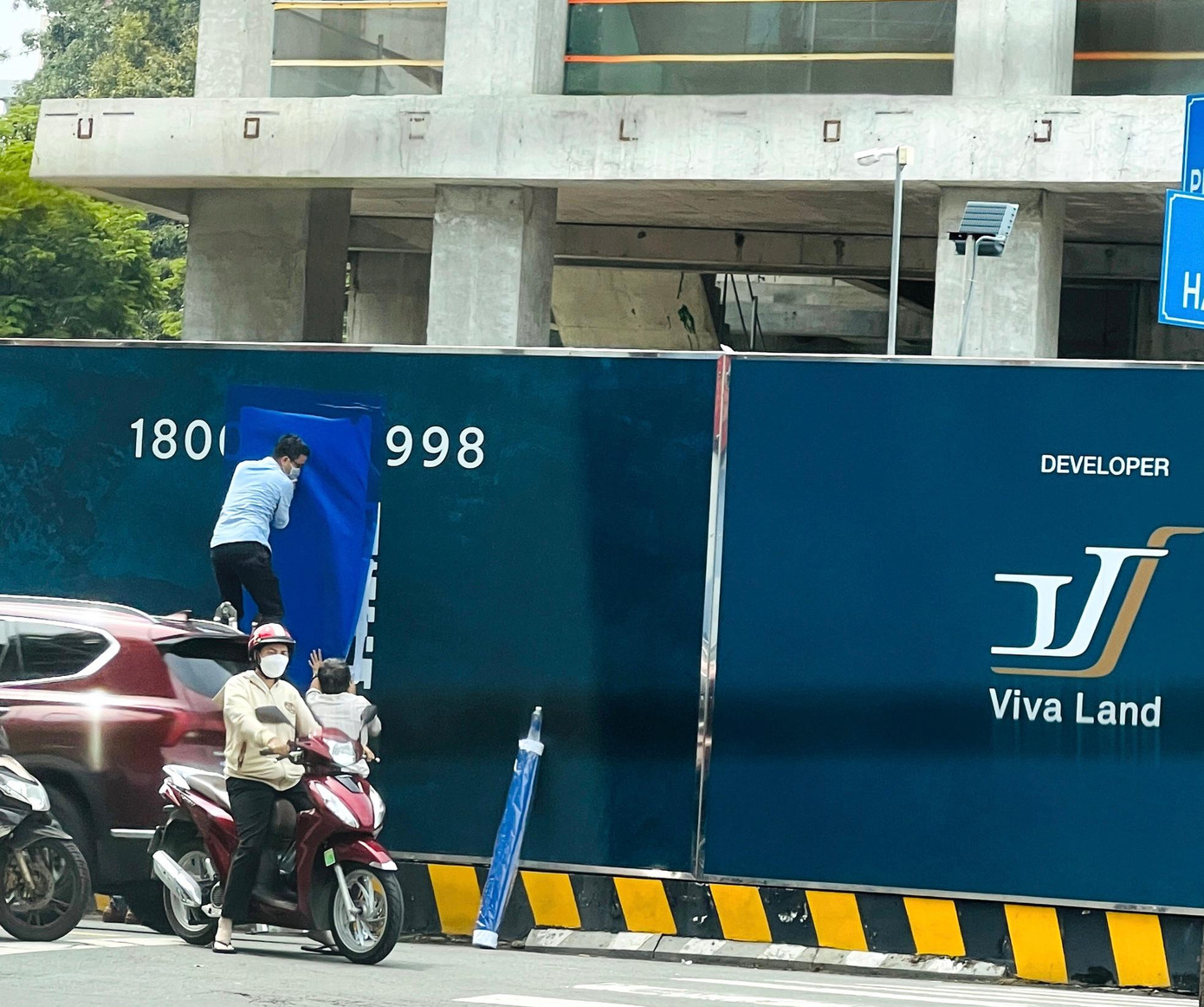 Một nhóm dùng decal dán lại tất cả các thông tin liên quan đến Công ty Viva Land có xuất hiện trên hàng rào của dự án One Central HCM hôm 28/10.