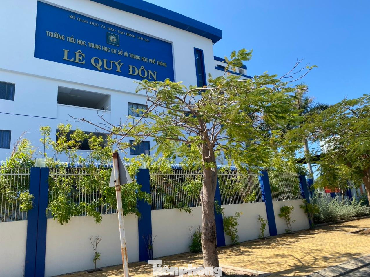 Trước khi cấp đất cho Công ty Giáo dục Hòa Thắng xây Trường Mầm non Lê Quý Đôn, UBND tỉnh Bình Thuận cũng cấp lô đất 4 mặt tiền, có vị trí đắc địa để cho công ty này xây Trường Tiểu học THCS và THPT Lê Quý Đôn. Trước khi cấp đất cho Công ty Giáo dục Hòa Thắng xây Trường Mầm non Lê Quý Đôn, UBND tỉnh Bình Thuận cũng cấp lô đất 4 mặt tiền, có vị trí đắc địa để cho công ty này xây Trường Tiểu học THCS và THPT Lê Quý Đôn.