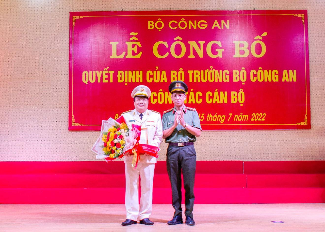 Đại tá Bùi Văn Thảo-Giám đốc Công an tỉnh Bà Rịa-Vũng Tàu đã trao quyết định bổ nhiệm chức vụ Phó Giám đốc Công an tỉnh Bà Rịa-Vũng Tàu đối với Thượng tá Lương Đức Minh. Đại tá Bùi Văn Thảo-Giám đốc Công an tỉnh Bà Rịa-Vũng Tàu đã trao quyết định bổ nhiệm chức vụ Phó Giám đốc Công an tỉnh Bà Rịa-Vũng Tàu đối với Thượng tá Lương Đức Minh.
