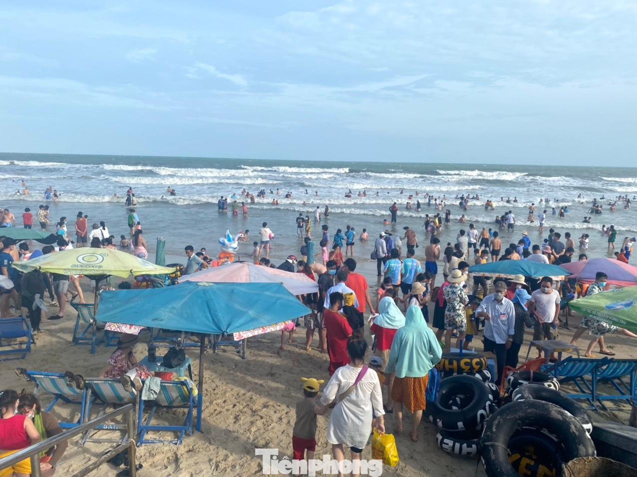 Bãi biển Vũng Tàu đông nghẹt người vào chiều 1/1. Bãi biển Vũng Tàu đông nghẹt người vào chiều 1/1.