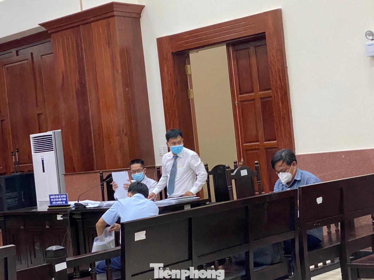 Luật sư của phía nguyên đơn là Chủ tịch UBND tỉnh Bình Thuận, Giám đốc Sở Kế hoạch Đầu tư tỉnh Bình Thuận, phòng Đăng ký kinh doanh của Sở Kế hoạch Đầu tư tỉnh Bình Thuận trình bày ý kiến tại phiên tòa. Luật sư của phía nguyên đơn là Chủ tịch UBND tỉnh Bình Thuận, Giám đốc Sở Kế hoạch Đầu tư tỉnh Bình Thuận, phòng Đăng ký kinh doanh của Sở Kế hoạch Đầu tư tỉnh Bình Thuận trình bày ý kiến tại phiên tòa.