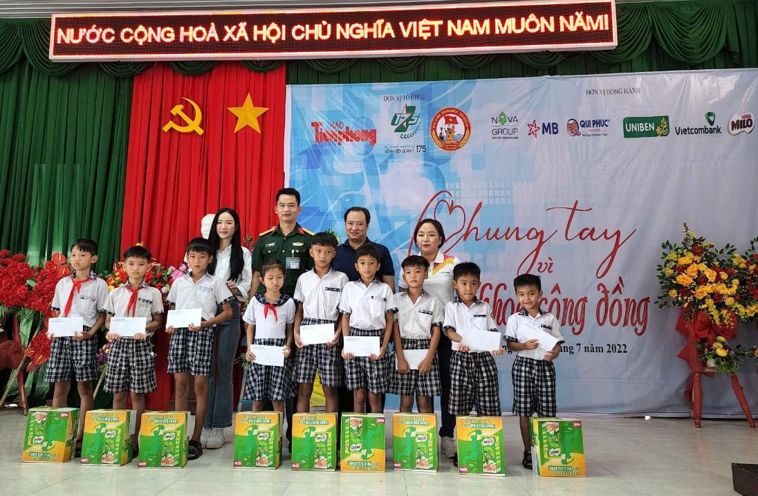 Chương trình trao tặng 15 suất học bổng, mỗi suất 1 triệu đồng cho học sinh ở xã Tân Thành.