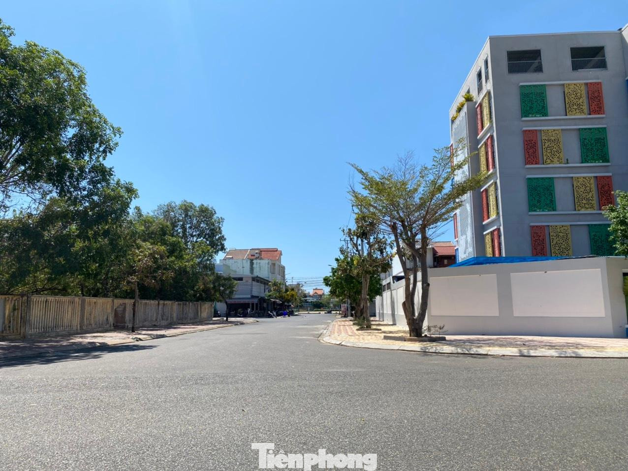 Trường Mầm non Lê Quý Đôn có vị trí đắc địa 3 mặt tiền. Nhiều công dân ở Bình Thuận đã làm đơn tố cáo UBND tỉnh Bình Thuận ưu ái giao đất cho Công ty TNHH Giáo dục và Đầu tư Hòa Thắng. Bởi Trường Mầm non Lê Quý Đôn là trường tư thục thuộc ngành, nghề ưu đãi đầu tư nhưng dự án đầu tư xây dựng Trường Mầm non Lê Quý Đôn tọa lạc tại Khu phố 14 phường Phú Thủy, thành phố Phan Thiết không thuộc địa bàn ưu đãi đầu tư, địa bàn kinh tế khó khăn theo quy định tại Phụ lục II Nghị định số 118/2015/NĐ-CP ngày 12/11/2015 của Chính phủ hướng dẫn thi hành Luật Đầu tư 2014. Trường Mầm non Lê Quý Đôn có vị trí đắc địa 3 mặt tiền. Nhiều công dân ở Bình Thuận đã làm đơn tố cáo UBND tỉnh Bình Thuận ưu ái giao đất cho Công ty TNHH Giáo dục và Đầu tư Hòa Thắng. Bởi Trường Mầm non Lê Quý Đôn là trường tư thục thuộc ngành, nghề ưu đãi đầu tư nhưng dự án đầu tư xây dựng Trường Mầm non Lê Quý Đôn tọa lạc tại Khu phố 14 phường Phú Thủy, thành phố Phan Thiết không thuộc địa bàn ưu đãi đầu tư, địa bàn kinh tế khó khăn theo quy định tại Phụ lục II Nghị định số 118/2015/NĐ-CP ngày 12/11/2015 của Chính phủ hướng dẫn thi hành Luật Đầu tư 2014.