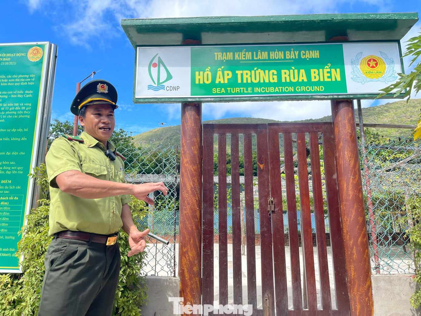 Anh Phạm Trung Kiên, nhân viên kiểm lâm của Trạm Kiểm lâm Hòn Bảy Cạnh giới thiệu với đoàn công tác Báo Tiền Phong về trạm ấp trứng rùa biển.