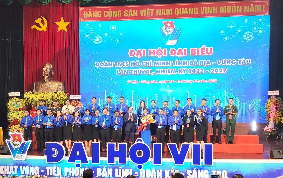 Ông Phạm Viết Thanh tặng hoa chúc mừng Ban Chấp hành Tỉnh Đoàn Bà Rịa-Vũng Tàu nhiệm kỳ 2022-2027.