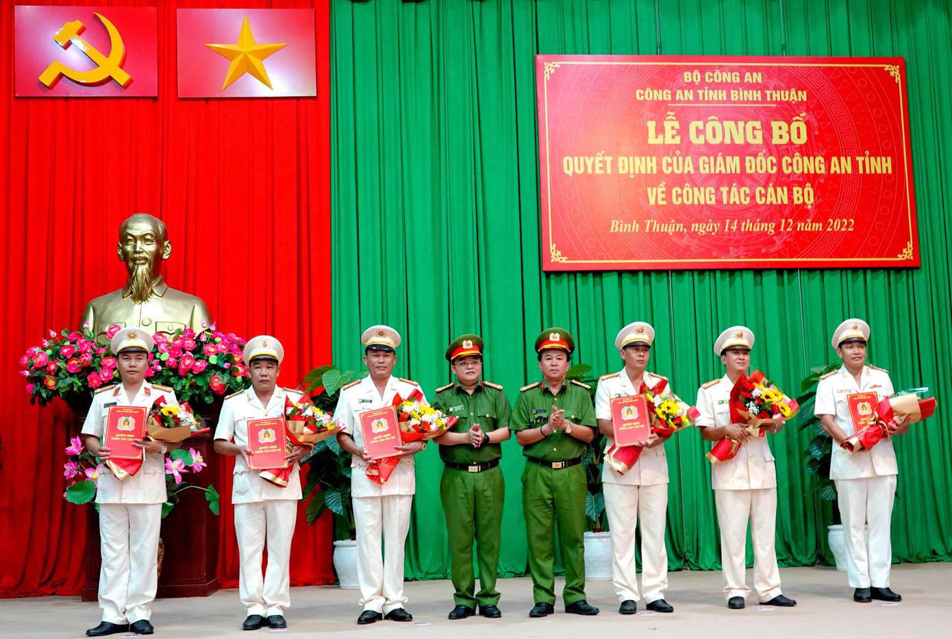 Ban giám đốc Công an tỉnh Bình Thuận trao quyết định điều động, bổ nhiệm cho các cán bộ chủ chốt.