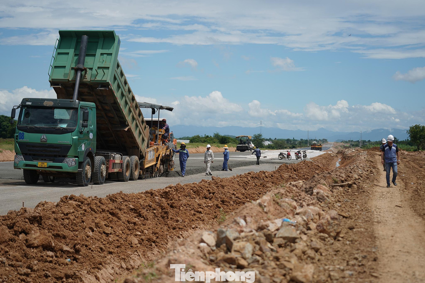Đồng thời, việc thi công các hạng mục phụ trợ sớm đưa dự án vào khai thác sớm nhất có thể. Đồng thời, việc thi công các hạng mục phụ trợ sớm đưa dự án vào khai thác sớm nhất có thể.
