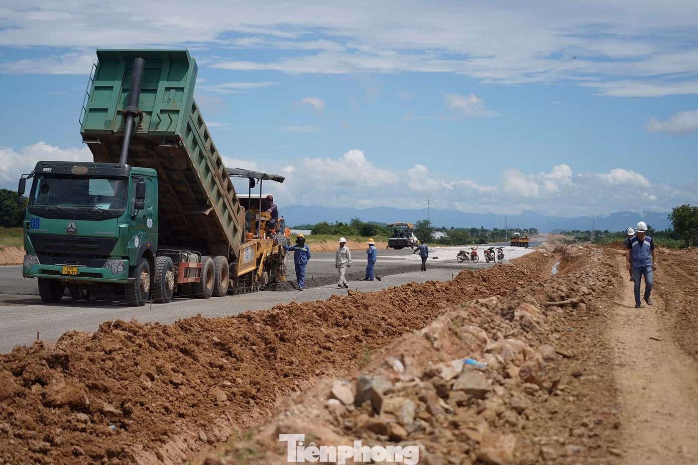 Đồng thời, việc thi công các hạng mục phụ trợ sớm đưa dự án vào khai thác sớm nhất có thể. Đồng thời, việc thi công các hạng mục phụ trợ sớm đưa dự án vào khai thác sớm nhất có thể.