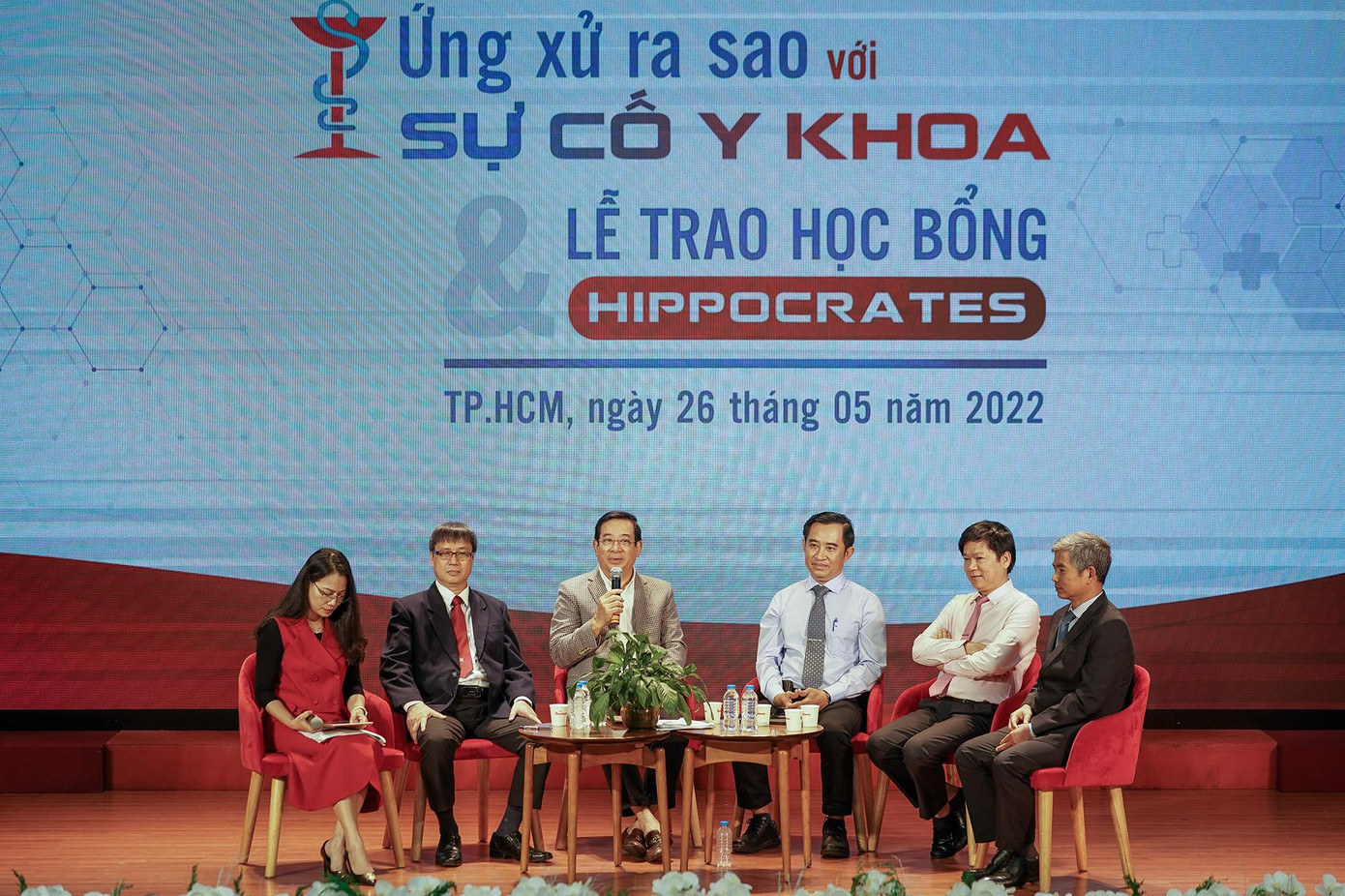 Thầy thuốc nhân dân, PGS. TS Lương Ngọc Khuê-Phó Chủ tịch Hội đồng y khoa Quốc gia, Cục trưởng Cục Khám chữa bệnh, Bộ Y tế trao đổi tại hội thảo. Thầy thuốc nhân dân, PGS. TS Lương Ngọc Khuê-Phó Chủ tịch Hội đồng y khoa Quốc gia, Cục trưởng Cục Khám chữa bệnh, Bộ Y tế trao đổi tại hội thảo.