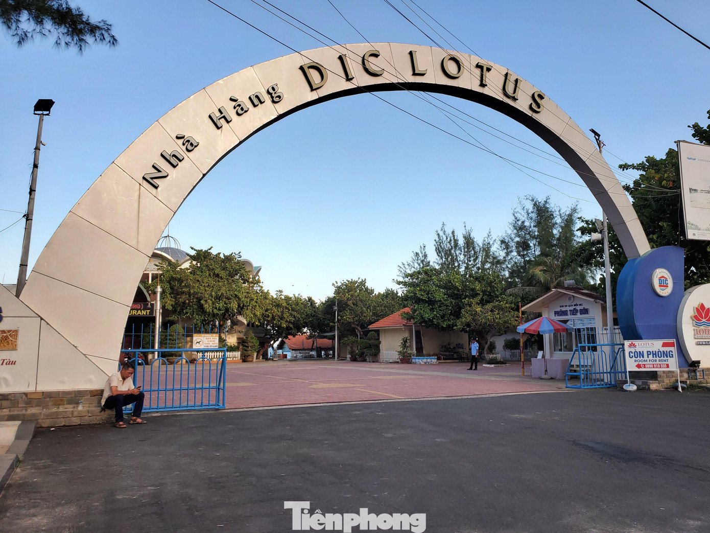 Khu vực bãi tắm Thùy Vân rộng khoảng 28 ha, kéo dài 3km từ cổng khu du lịch Paradise đến đường Phan Chu Trinh bị nhiều doanh nghiệp sử dụng gần 30 năm qua nhưng không đóng tiền. Khu vực bãi tắm Thùy Vân rộng khoảng 28 ha, kéo dài 3km từ cổng khu du lịch Paradise đến đường Phan Chu Trinh bị nhiều doanh nghiệp sử dụng gần 30 năm qua nhưng không đóng tiền.