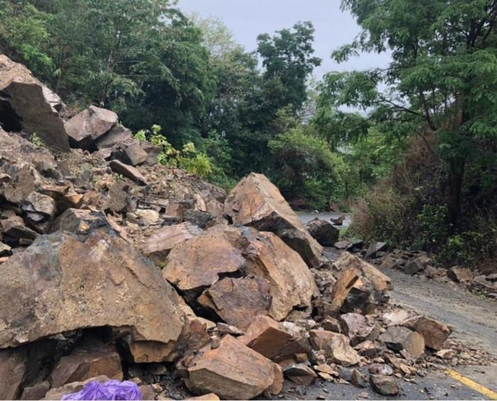 Mưa lớn gây sạt lở trên đèo Đại Ninh. Ảnh: TTBT.