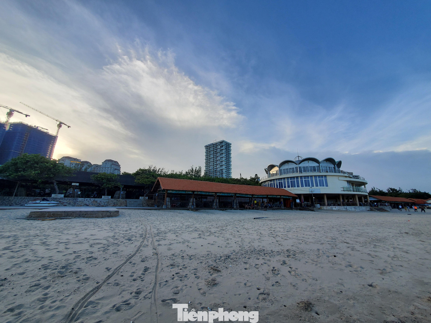 Theo đó, Công ty Đầu tư xây lắp Bà Rịa-Vũng Tàu cho DIC thuê lại mặt bằng từ cổng Tôm Càng Xanh đến khách sạn Thùy Dương dài 400m với diện tích 40.000m2 trong thời hạn 50 năm. Ngày 14/6/2004, DIC thu hồi 8.000m2 đất ở bãi tắm Thùy Vân để góp vốn với Công ty CP Việt Đức thành lập doanh nghiệp mới mang tên Công ty TNHH Thương mại dịch vụ DIC.