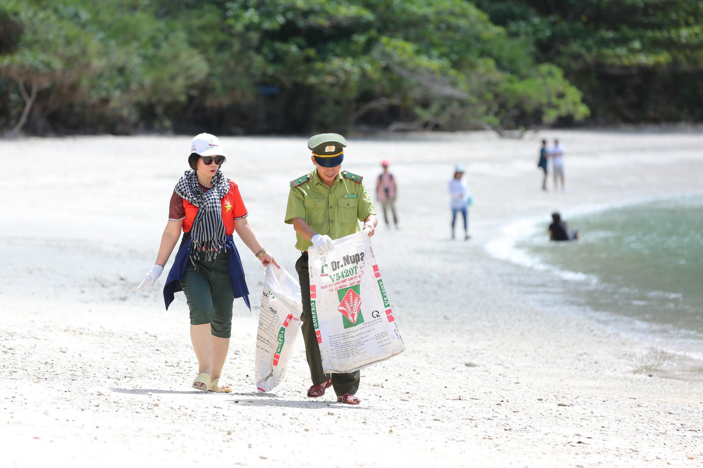 Khi rác trôi dạt trên biển và lẫn vào các đám rong rêu và bãi san hô, rùa mẹ và rùa con sẽ tưởng những túi nilông là thức ăn, ăn vào và không thể tiêu hóa được.