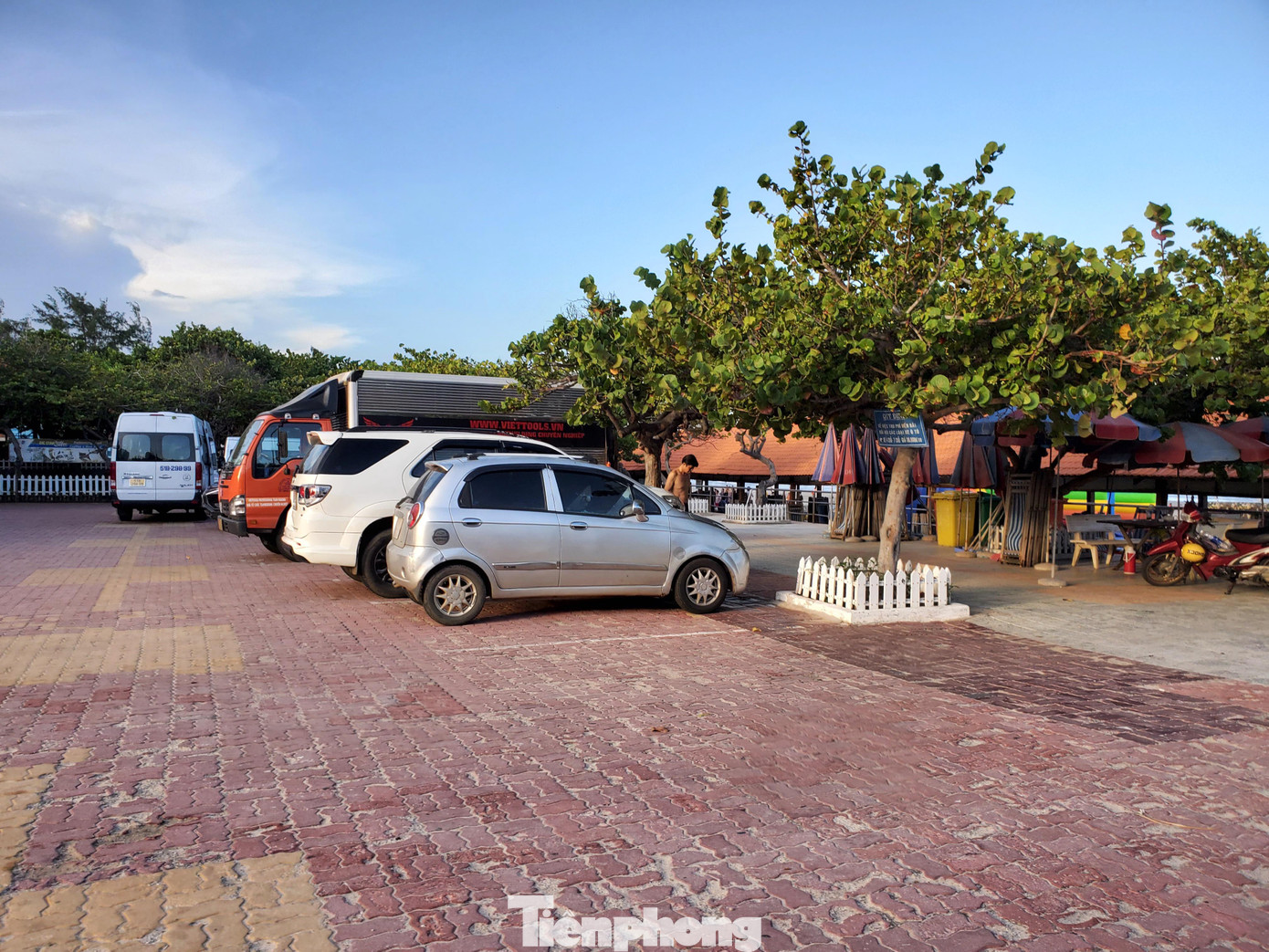 Các doanh nghiệp thứ phát và đơn vị liên doanh, cổ phần hóa từ các doanh nghiệp thứ phát còn đầu tư xây dựng trái phép, không phép nhưng chưa được cơ quan có thẩm quyền kiểm tra, xử lý. Trong đó, có 3 trường hợp đã được UBND TP.Vũng Tàu xử phạt vi phạm hành chính, gồm Công ty CP du lịch tỉnh Bà Rịa-Vũng Tàu, Công ty CP du lịch Nghinh Phong, Công ty CP khách sạn du lịch Tháng Mười.