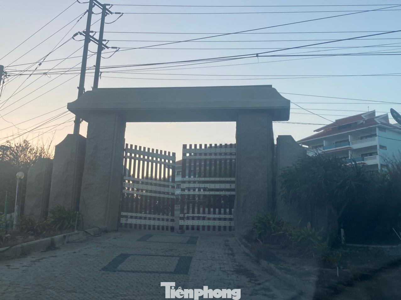 Dự án cảng biển này có tổng mức đầu tư ban đầu là 550 triệu USD, sau đó nâng lên 1 tỷ USD và dự kiến sẽ thi công vào năm 2009. Để có đất triển khai dự án, hàng loạt resort nghỉ dưỡng buộc phải dừng hoạt động kinh doanh để nhường đất cho dự án. Dự án cảng biển này có tổng mức đầu tư ban đầu là 550 triệu USD, sau đó nâng lên 1 tỷ USD và dự kiến sẽ thi công vào năm 2009. Để có đất triển khai dự án, hàng loạt resort nghỉ dưỡng buộc phải dừng hoạt động kinh doanh để nhường đất cho dự án.