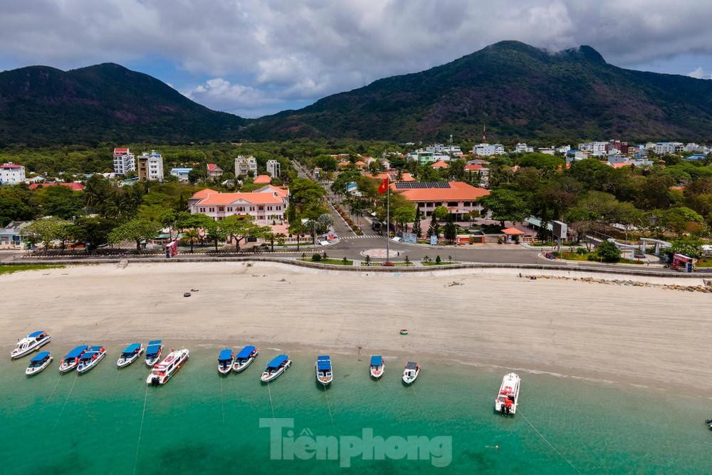 Trung tâm Quân Dân Y Côn Đảo đang cấp cứu 9 thuyền viên bị ngộ độc.