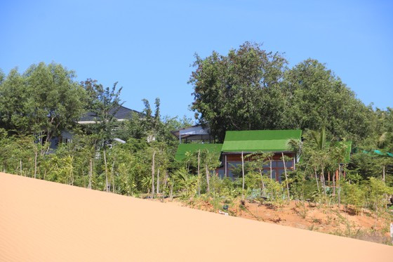 Nhiều công trình đã được mọc lên tại khu vực giáp ranh thắng cảnh nổi tiếng đồi Cát Bay Mũi Né của Khu du lịch quốc gia Mũi Né. Ảnh: SGGP. Nhiều công trình đã được mọc lên tại khu vực giáp ranh thắng cảnh nổi tiếng đồi Cát Bay Mũi Né của Khu du lịch quốc gia Mũi Né. Ảnh: SGGP.