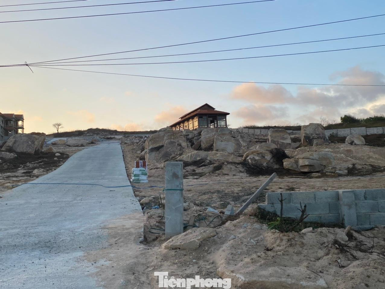 Một số dự án bắt đầu được đầu tư xây dựng trở lại nhưng chỉ nhỏ giọt, cầm chừng, lẻ loi giữa "làng du lịch ma". Một số dự án bắt đầu được đầu tư xây dựng trở lại nhưng chỉ nhỏ giọt, cầm chừng, lẻ loi giữa "làng du lịch ma".