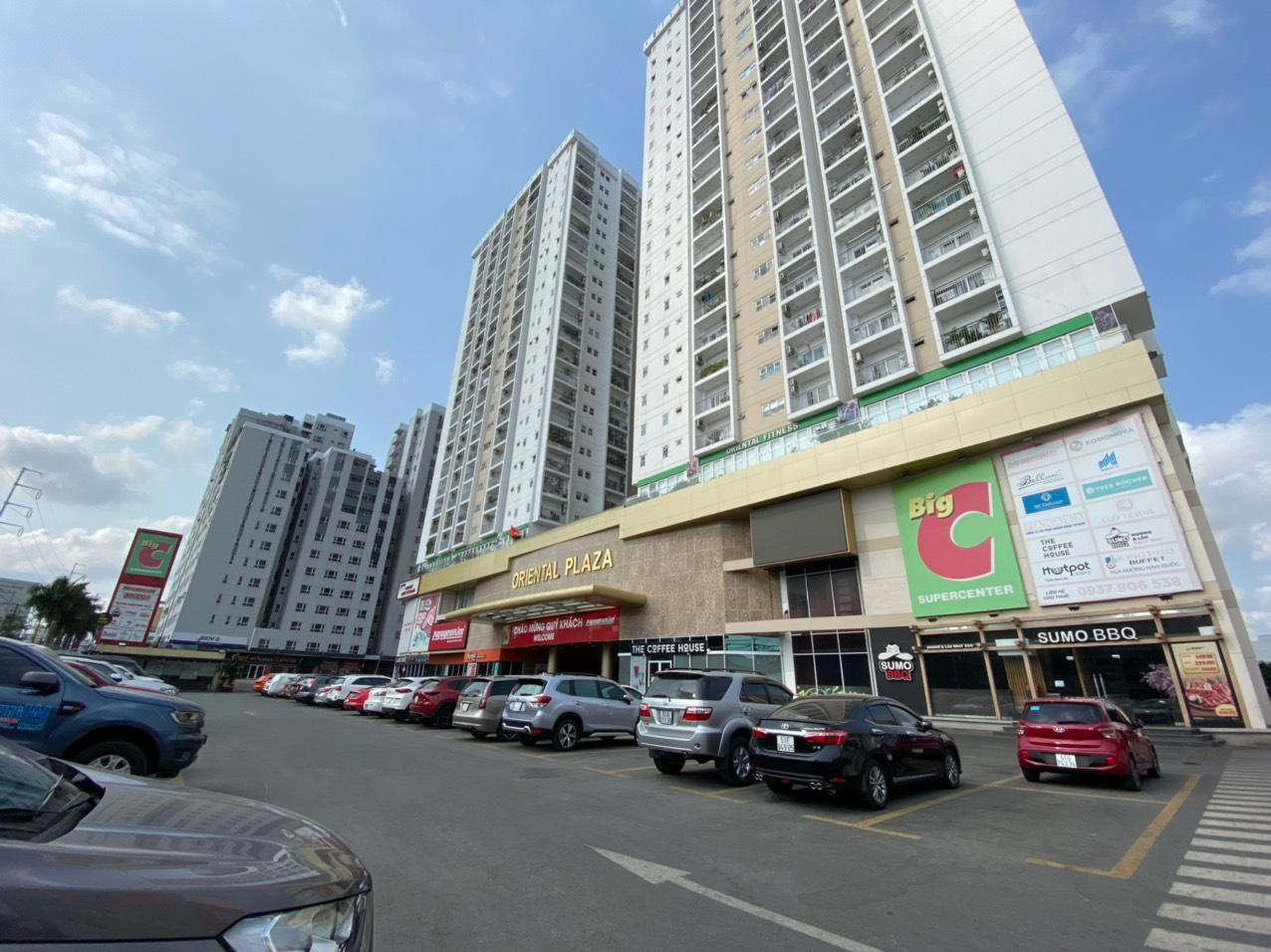 Tại chung cư Oriental Plaza, Phó chủ tịch UBND TPHCM Ngô Minh Châu đã ký quyết định số 1595 xử phạt Công ty CP đầu tư Sơn Thuận do bàn giao thiếu quỹ bảo trì chung cư cho ban quản trị tòa nhà hơn 29,8 tỷ đồng. Tại chung cư Oriental Plaza, Phó chủ tịch UBND TPHCM Ngô Minh Châu đã ký quyết định số 1595 xử phạt Công ty CP đầu tư Sơn Thuận do bàn giao thiếu quỹ bảo trì chung cư cho ban quản trị tòa nhà hơn 29,8 tỷ đồng.