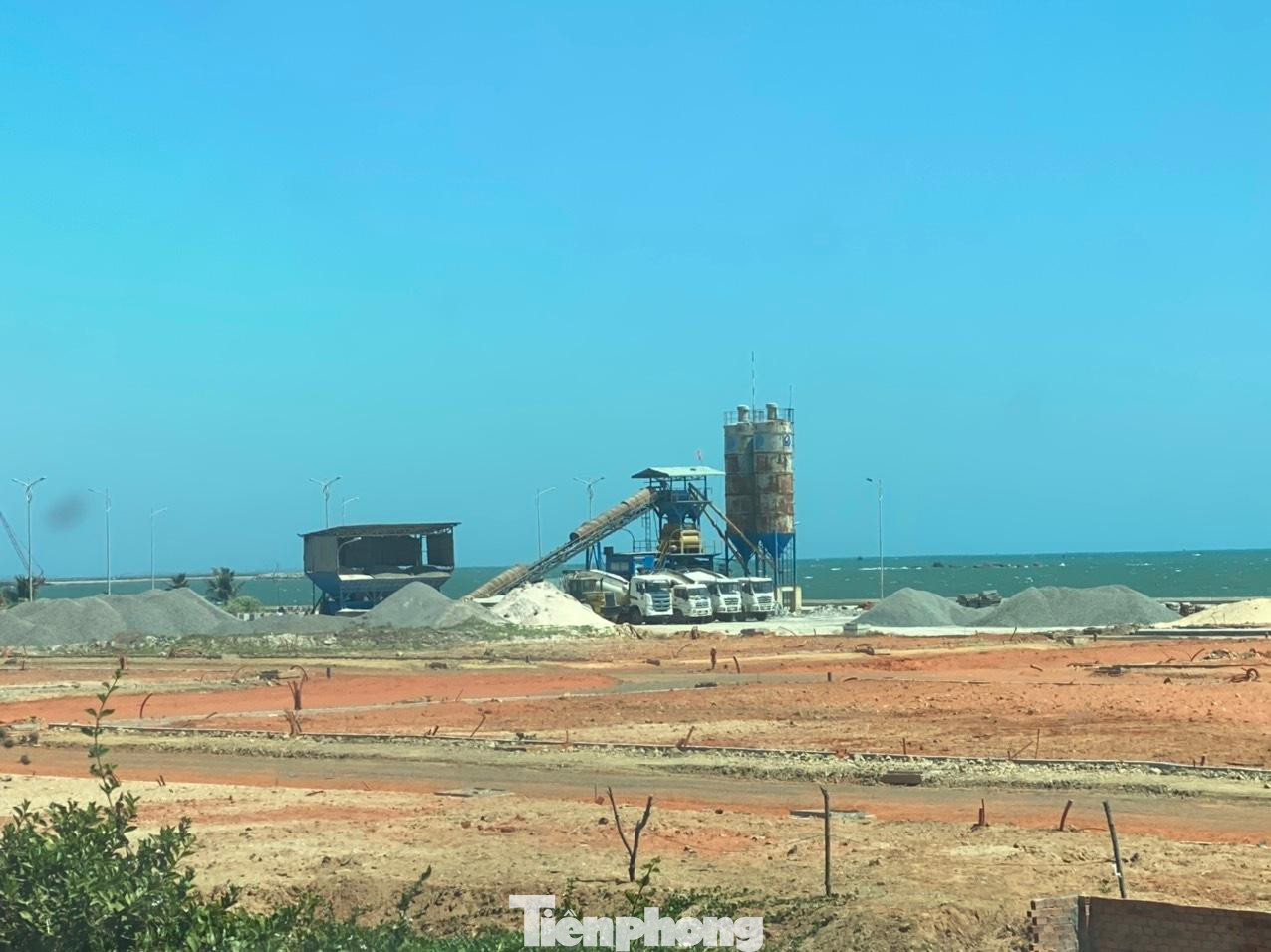 Theo các luật sư, việc tỉnh Bình Thuận giao đất không thông qua đấu giá mà ưu ái cho Công ty Trường Phúc Hải, không xem xét trên báo cáo tài chính năm gần nhất là chưa đúng quy định pháp luật và không có cơ sở. Theo các luật sư, việc tỉnh Bình Thuận giao đất không thông qua đấu giá mà ưu ái cho Công ty Trường Phúc Hải, không xem xét trên báo cáo tài chính năm gần nhất là chưa đúng quy định pháp luật và không có cơ sở.