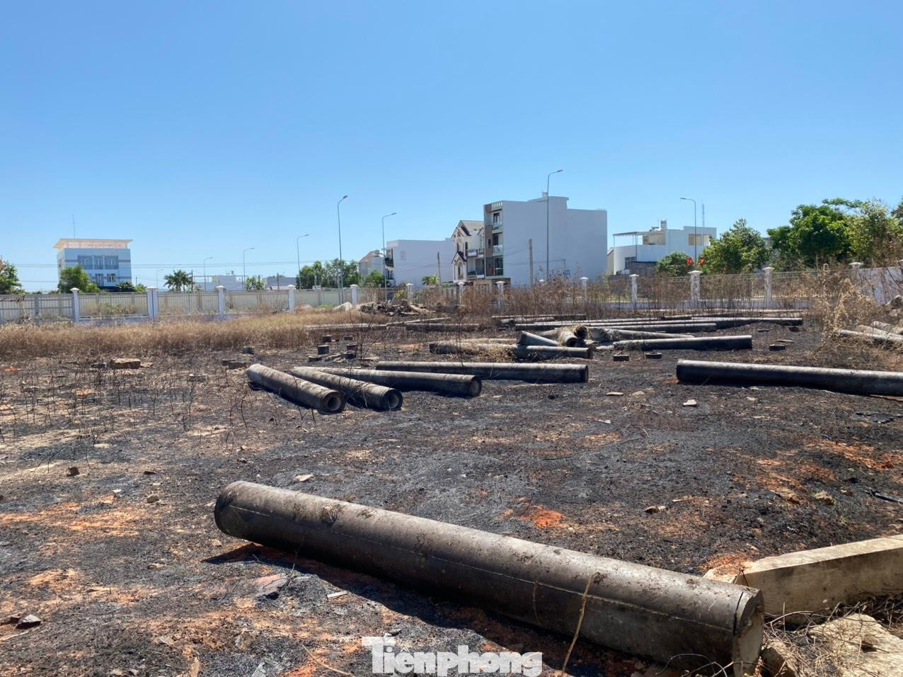 Đến tháng 4/2021 thì UBND tỉnh Bình Thuận mới có quyết định thu hồi dự án này. Dư luận đặt vấn đề, tại sao không thu hồi dự án của Công ty CP Giáo dục Thiên Thần Kỷ Nguyên để giao đất cho Công ty Giáo dục Hòa Thắng mà phải chuyển đổi từ đất thương mại dịch vụ của người dân đang kinh doanh chợ đêm để giao cho Công ty Giáo dục Hòa Thắng xây trường. Đến tháng 4/2021 thì UBND tỉnh Bình Thuận mới có quyết định thu hồi dự án này. Dư luận đặt vấn đề, tại sao không thu hồi dự án của Công ty CP Giáo dục Thiên Thần Kỷ Nguyên để giao đất cho Công ty Giáo dục Hòa Thắng mà phải chuyển đổi từ đất thương mại dịch vụ của người dân đang kinh doanh chợ đêm để giao cho Công ty Giáo dục Hòa Thắng xây trường.