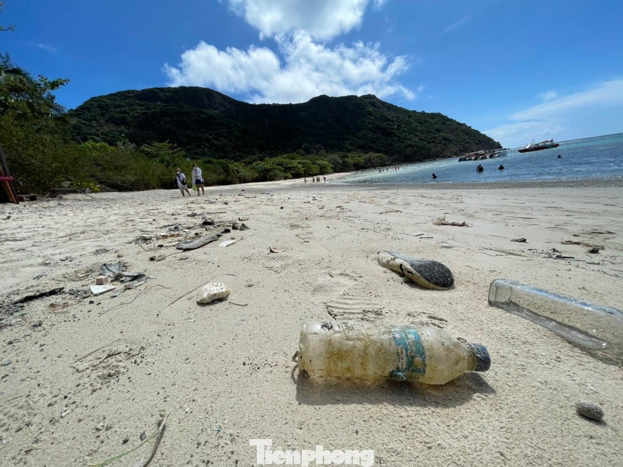 Hòn Bảy Cạnh là bãi đẻ lớn nhất và có số lượng rùa mẹ lên đẻ trứng nhiều nhất Việt Nam nhưng trong những năm gần đây, rác thải, nhất là rác thải nhựa là một trong những vấn đề nan giải không chỉ của chính quyền huyện Côn Đảo, mà còn là sự lo lắng lớn cho việc đẻ trứng, sinh trưởng của rùa con.