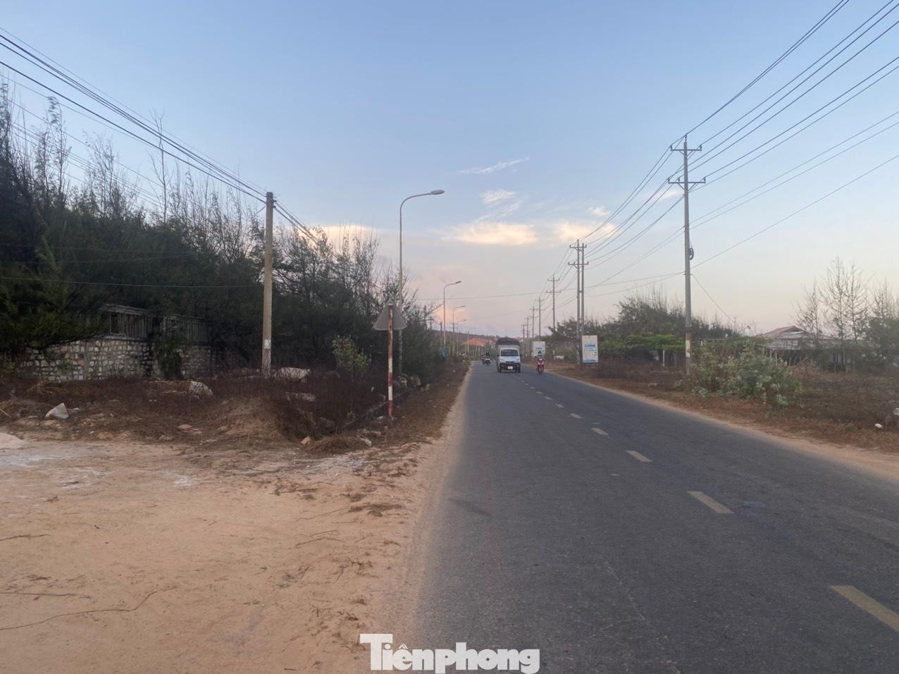 Từ TP. Phan Thiết đi dọc theo tuyến đường Lạc Long Quân qua xã Tiến Thành, ven biển là những resort được xây dựng thành hình, thậm chí nhiều resort đã đưa vào kinh doanh nhưng hiện nay không một bóng người, hoang vắng đến rợn người. Từ TP. Phan Thiết đi dọc theo tuyến đường Lạc Long Quân qua xã Tiến Thành, ven biển là những resort được xây dựng thành hình, thậm chí nhiều resort đã đưa vào kinh doanh nhưng hiện nay không một bóng người, hoang vắng đến rợn người.