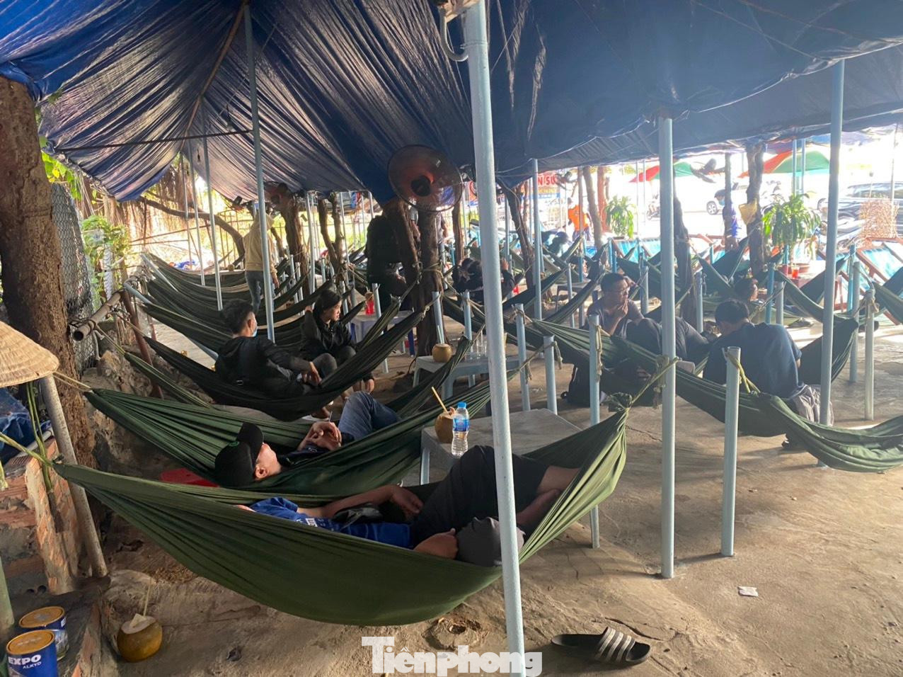 Các quán cà phê võng ven đường cũng đông du khách.