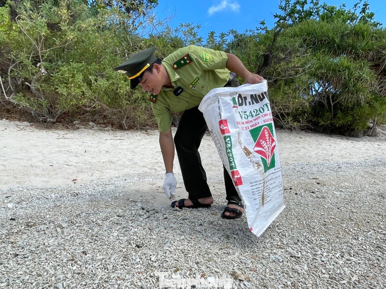 Hiện nay, trên Hòn Bảy Cạnh, tất cả các thể loại rác thải nhựa như giày dép, bàn chải đánh răng, chai nhựa, lưới đánh bắt,… đều có thể được tìm thấy ở đây.