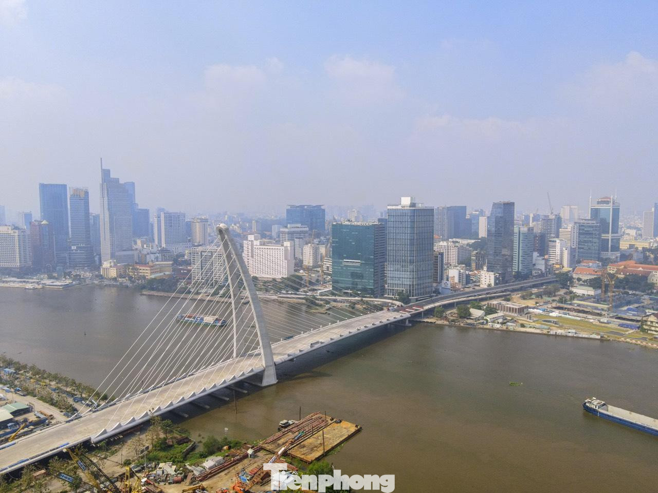 Cầu Thủ Thiêm 2 có quy mô 6 làn xe, dài hơn 1,4 km, với phần cầu dài gần 890 m. Trụ tháp chính cao 113 m, nghiêng về phía Thủ Thiêm. Cây cầu này có chủ đầu tư là Công ty Đại Quang Minh. Cầu Thủ Thiêm 2 có quy mô 6 làn xe, dài hơn 1,4 km, với phần cầu dài gần 890 m. Trụ tháp chính cao 113 m, nghiêng về phía Thủ Thiêm. Cây cầu này có chủ đầu tư là Công ty Đại Quang Minh.