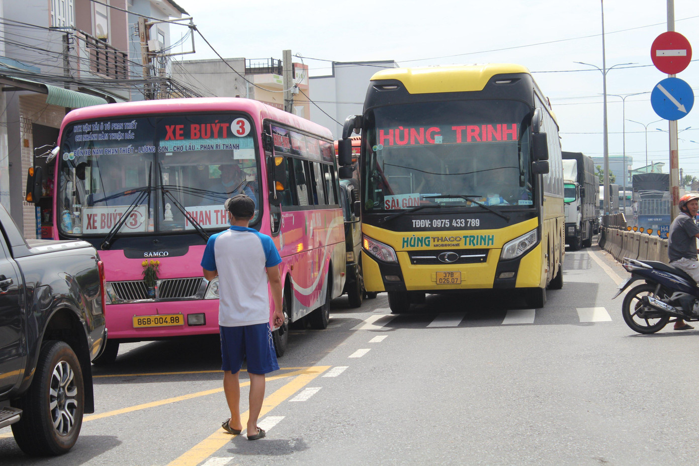 Giao thông qua khu vực tai nạn bị ùn tắc. Giao thông qua khu vực tai nạn bị ùn tắc.