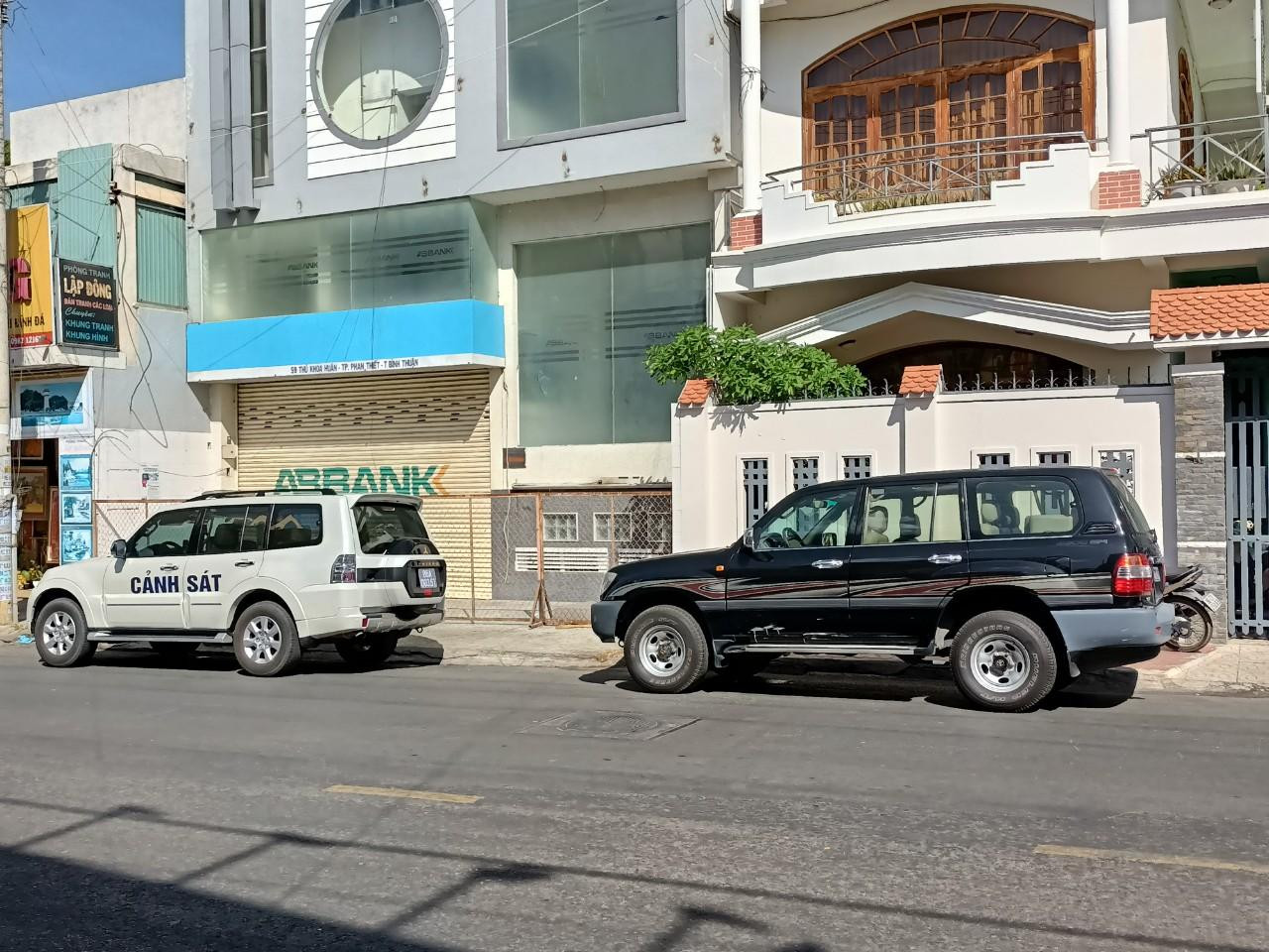 Cả 5 bị can đều bị khởi tố về tội “Vi phạm quy định về quản lý, sử dụng tài sản Nhà nước gây thất thoát, lãng phí”, quy định tại khoản 3 Điều 219 Bộ luật Hình sự năm 2015, xảy ra tại dự án Khu thương mại dịch vụ và dân cư Tân Việt Phát 2.