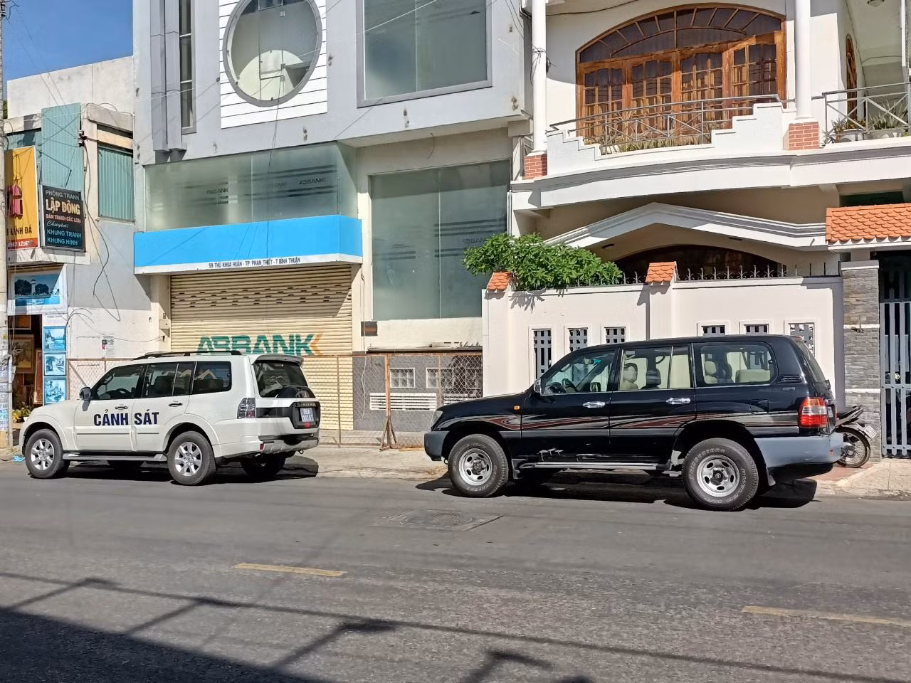 Cả 5 bị can đều bị khởi tố về tội “Vi phạm quy định về quản lý, sử dụng tài sản Nhà nước gây thất thoát, lãng phí”, quy định tại khoản 3 Điều 219 Bộ luật Hình sự năm 2015, xảy ra tại dự án Khu thương mại dịch vụ và dân cư Tân Việt Phát 2.